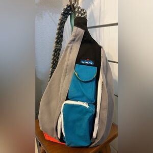 Kavu Grey & Blue Sling Bag. Lots of pockets! #kavu #summer #robinsnest3r